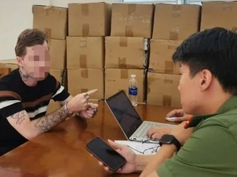 Người đàn ông ngoại quốc rút súng 'dằn mặt' đối thủ trong quán bar