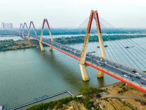 Hà Nội: Rào chắn toàn bộ cầu Nhật Tân để lắp đặt giá long môn