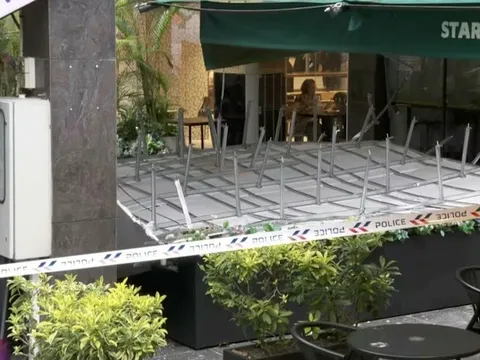 Mảng trần của quán ăn bất ngờ đổ sập đè 6 học sinh, 1 thai phụ nhập viện