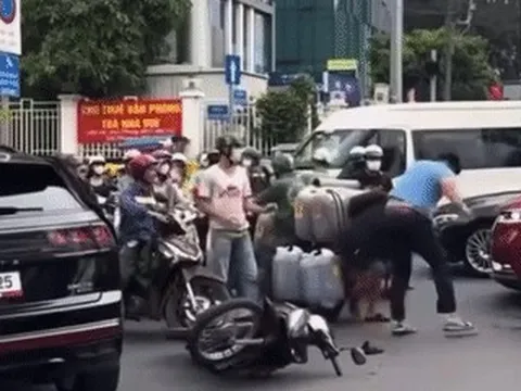 Xác minh clip người đàn ông đi ô tô hành hung người lớn tuổi giữa đường ở TPHCM
