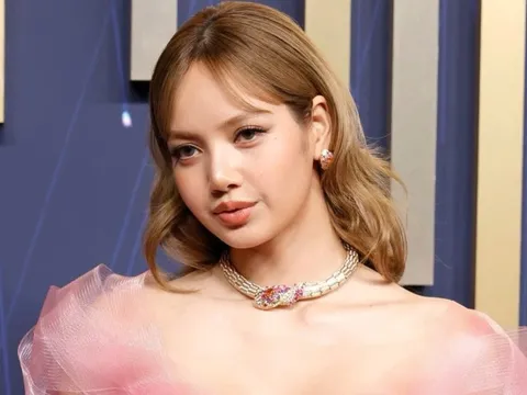 Lisa BlackPink, Selena Gomez và dàn sao biến thảm đỏ Emmy thành sàn diễn thời trang