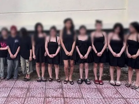 Cảnh sát đột kích tụ điểm mại dâm, phát hiện nhiều cô gái mặc đồng phục màu đen