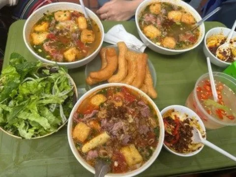 Hà Nội: Ăn bún riêu thấy hạt nhãn trong bát, khách bức xúc thái độ của quán
