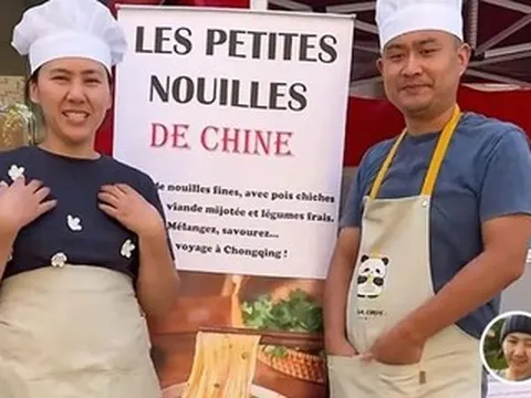 Chồng tiến sĩ cùng vợ bán mì lề đường kiếm hơn 30 triệu đồng/ngày