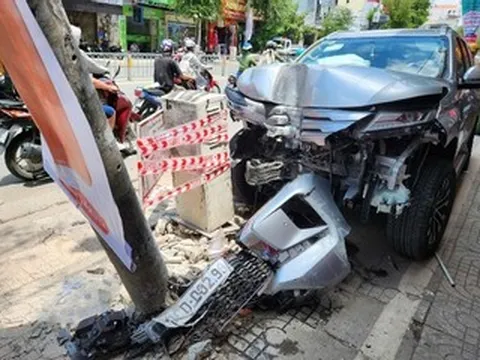 Ô tô 7 chỗ gây tai nạn liên hoàn, tông văng xe máy rồi đâm gãy trụ điện ở TPHCM