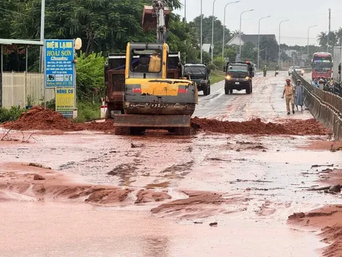 Lũ cát đỏ tràn xuống Quốc lộ 1, giao thông ách tắc