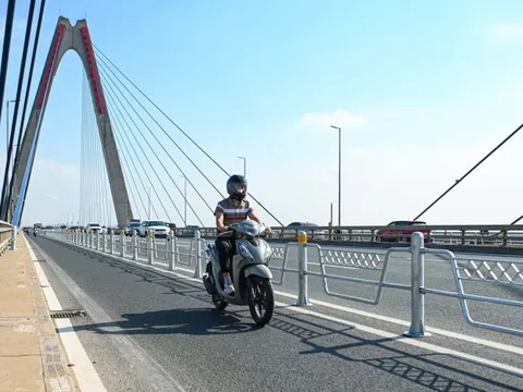 Cầu Nhật Tân được dựng rào chắn, tách riêng làn ô tô và xe máy