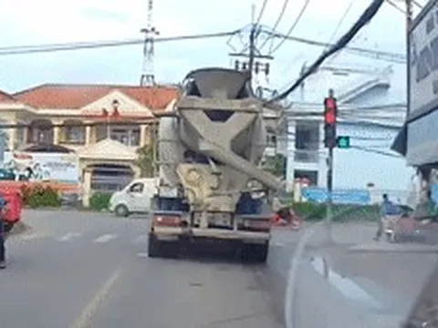 Clip xe bồn ngang nhiên vượt đèn đỏ, hàng loạt tài xế phải phanh 'cháy đường'