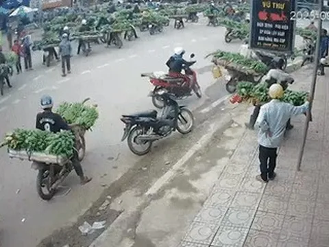 Clip xe tải mất lái lao thẳng vào chợ khiến 12 người thương vong