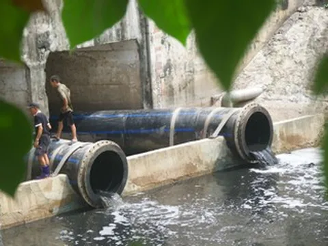 Hà Nội muốn đặt chậu cây che các cửa xả trên sông Tô Lịch