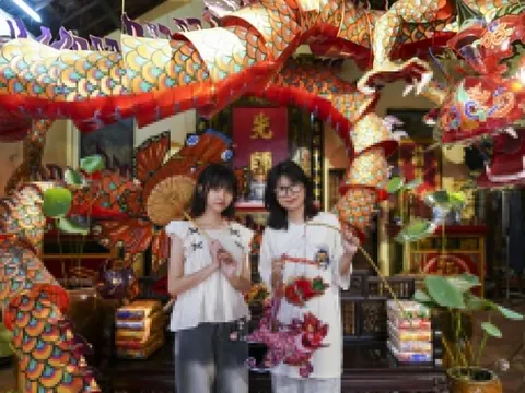 Rồng dài 12 m trong quán cà phê concept Trung thu ở TP.HCM