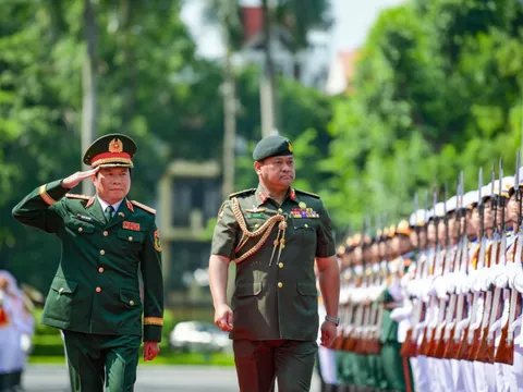 Đại tướng Nguyễn Tân Cương hội đàm với Tư lệnh Quân đội Hoàng gia Brunei