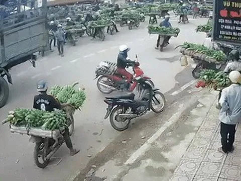 Xe tải mất lái đâm vào chợ chuối ở Quảng Trị, ít nhất 3 người tử vong