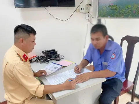 Từ tin báo của người dân, tài xế lái xe buýt vượt ẩu ở Đồng Nai bị xử lý