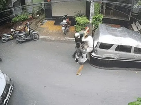 Thanh niên bị 2 đối tượng đánh tới tấp, cô gái đi cùng lao vào can ngăn