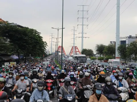 Phó Thủ tướng: Hà Nội và TP HCM sớm công khai lộ trình chuyển sang xe điện, kèm hỗ trợ