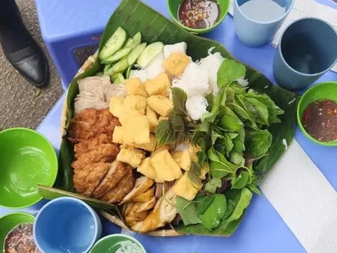 Xếp hàng chờ ăn bún đậu, bánh mì ở New York