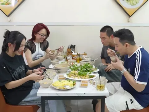 Quán gỏi gà Trấn Thành khen nức nở bị đánh giá 'không giống review'