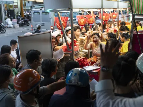 Xếp hàng một tiếng mới mua được bánh Trung thu 'hot' nhất TP.HCM