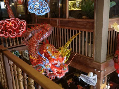 Quán cà phê TPHCM chi 100 triệu đồng dựng rồng 12m hút khách, không phụ thu