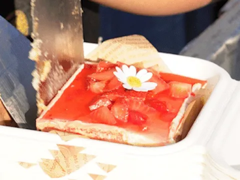 Xếp hàng dài mua loại bánh chỉ bán trong 1 tiếng ở TPHCM