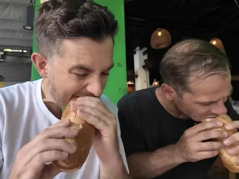 Món bánh mì hấp gây tranh cãi ở TPHCM khiến khách Mỹ ngỡ ngàng