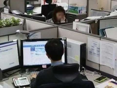 Ngày làm văn phòng lương hơn 30 triệu/tháng, tối bán hàng rong kiếm gấp đôi: "An phận quá tôi không ưng..."