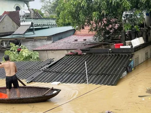 Nước sông dâng cao sau bão Bualoi, người dân Nghệ An xuyên đêm chạy lũ