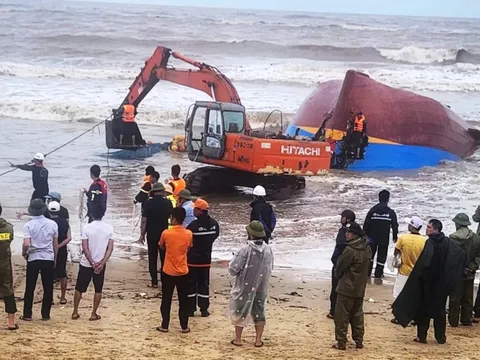 Khẩn trương trục vớt tàu cá có 9 ngư dân mất tích sau bão số 10 ở Quảng Trị