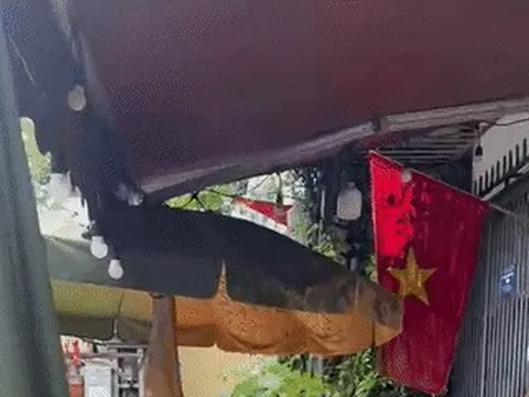 Bùn bất ngờ phun trào cao hàng mét trên phố Quốc Tử Giám, Hà Nội