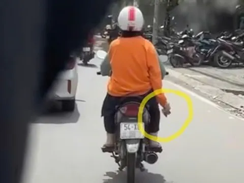 Bất ngờ loại bột 'lạ' người phụ nữ mặc áo cam liên tục rải xuống đường ở TPHCM