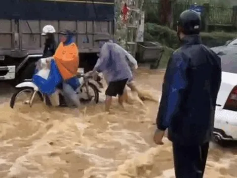 Mộc Châu nước xối xả đổ từ sườn đồi, du khách hủy tour chờ ngày nắng đẹp