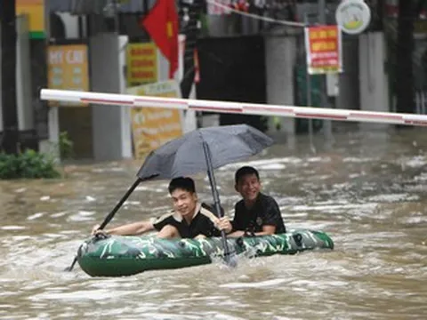 Người Hà Nội dò dẫm tìm đường, chèo thuyền phao trong cơn mưa xối xả