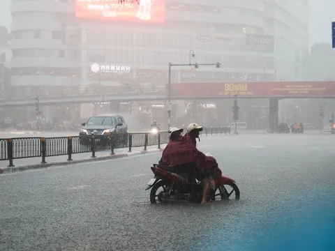Hà Nội ngập kinh hoàng, Sở GD-ĐT chỉ đạo nóng cho tất cả các trường trên thành phố