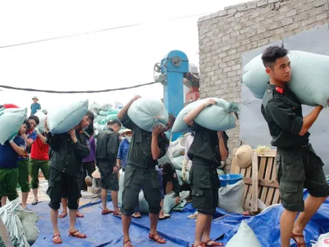 Cảnh sát cơ động giúp dân khắc phục hậu quả bão số 10