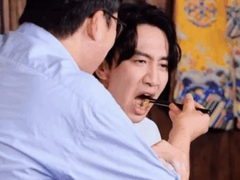 Lee Kwang Soo 'tái mặt' lần đầu thử đuông dừa, trứng vịt lộn ở TP.HCM