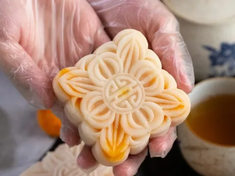 Thêm cách ăn bánh dẻo Trung thu khó tin: Nướng cháy vỏ