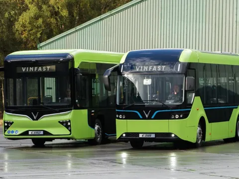 Chi tiết VinFast EB 12 bán ở châu Âu: Chở 90 người, chạy 400km/sạc, 26 cổng sạc USB, có sưởi, ADAS