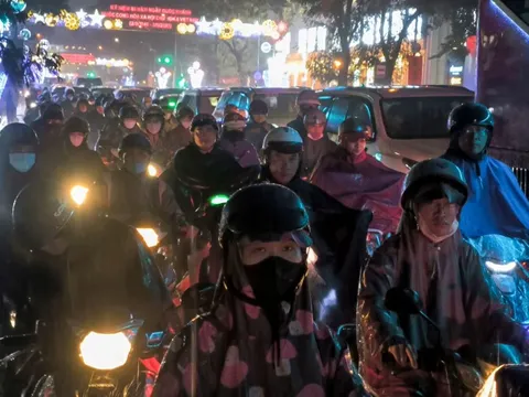 Dính mưa và kẹt, người dân TP.HCM bất lực đành leo vỉa hè kiếm lối đi