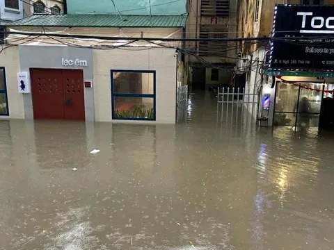 Quán cà phê ở Hà Nội mới khai trương 1 tháng, 3 lần phải chạy lụt