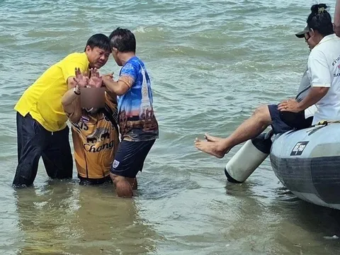 Du khách nhảy khỏi tàu giữa biển Thái Lan, đòi tự bơi vào bờ
