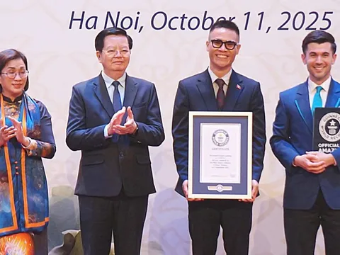 Tranh sơn mài ‘Bác Hồ đọc Tuyên ngôn Độc lập’ của Chu Nhật Quang nhận kỷ lục thế giới
