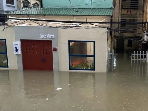 Quán cà phê Hà Nội mới khai trương 1 tháng đã ngập 3 lần