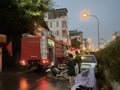 Cháy nhà trong ngõ sâu ở Hà Nội, cảnh sát kéo hàng chục mét vòi dập lửa