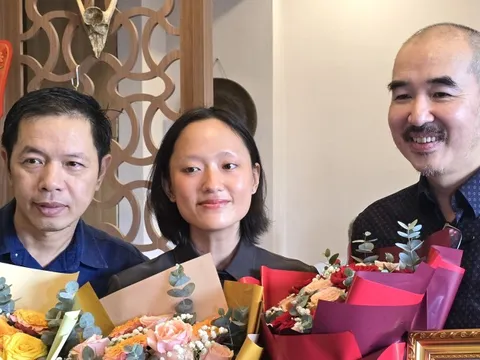 Đạo diễn Bùi Thạc Chuyên nhận bằng khen của TP.HCM với phim Địa đạo
