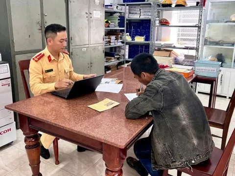 Thót tim cảnh xe tải chở ống cống bê tông không ràng buộc, bon bon trên Quốc lộ 1