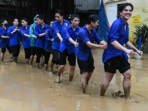 Dọn bùn lũ từ 3h sáng, người dân được tiếp sức thu dọn sau ngập lụt ở Bắc Ninh