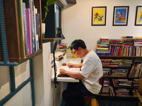 Quán cà phê toàn món độc lạ, chủ gây sốt khi trả tiền cho người đọc sách