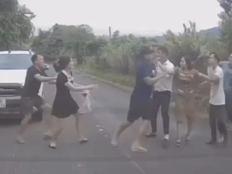 CLIP: Hai nhóm đánh nhau giữa quốc lộ sau va chạm ô tô