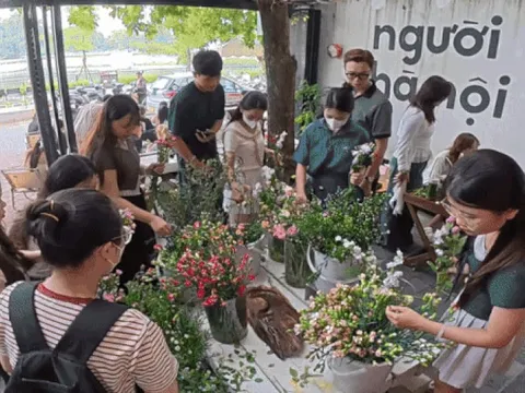 Cà phê "buffet hoa" thu hút hàng trăm bạn trẻ tới trải nghiệm